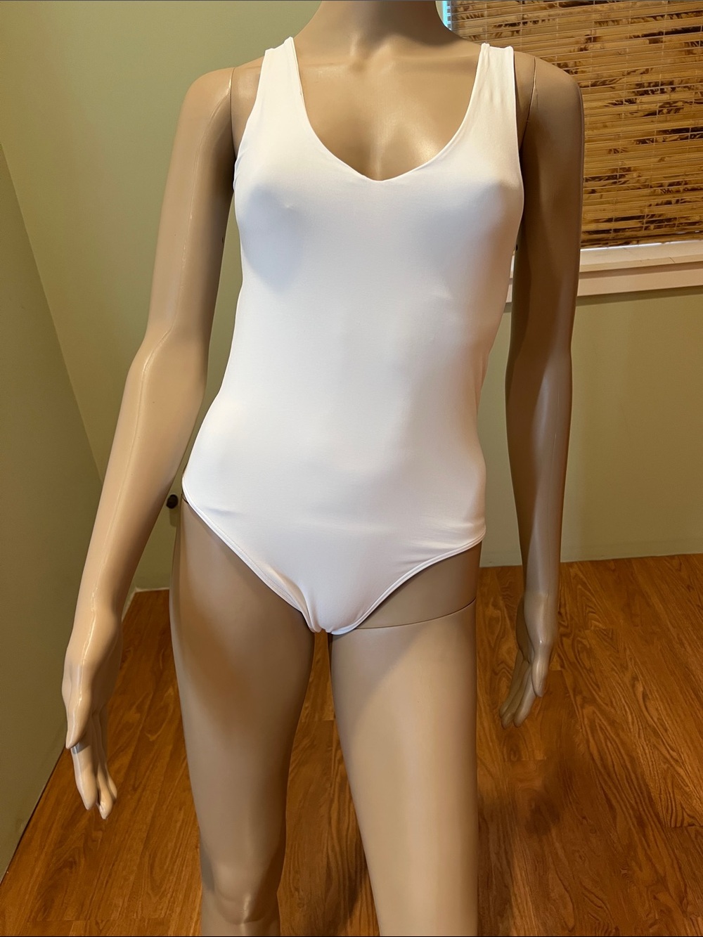 Boutique Classic White V-Neck Womens Bodysuit Size M
